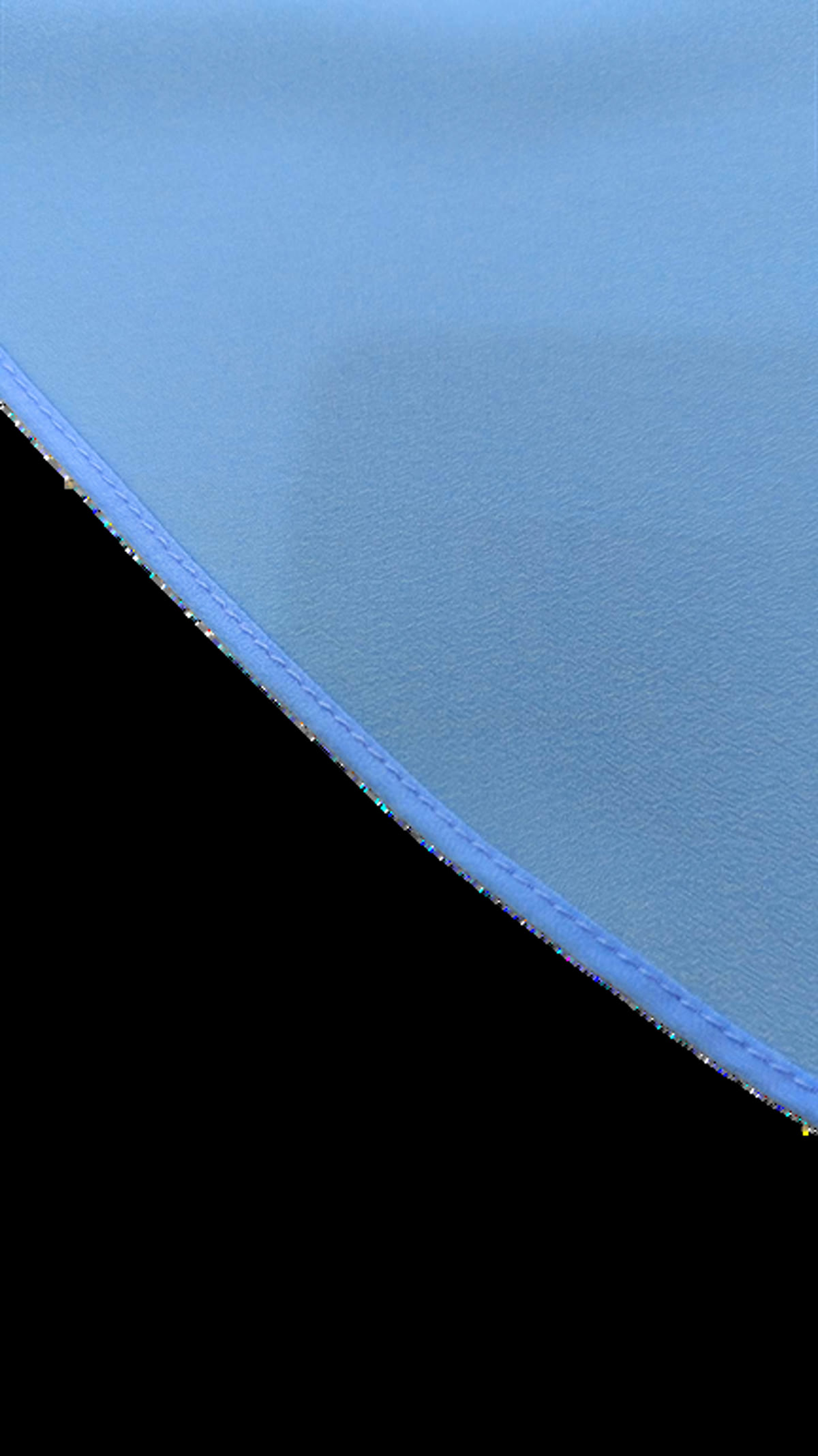 Tepi kain tudung biru langit menunjukkan kelim baby-seam yang halus